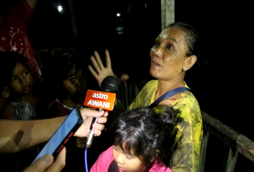 Sahara Ismail yang cemas melihat kediaman jiran mereka sedang terbakar lalu bertindak terjun bersama tujuh anaknya termasuk yang berusia dua tahun. - Astro AWANI