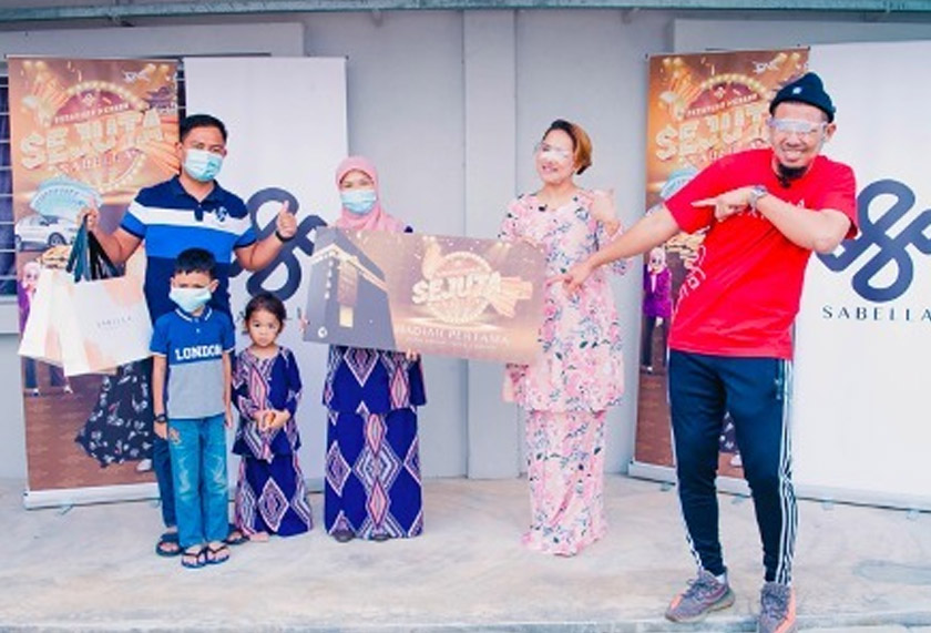 Pelakon dan pelawak terkenal, Nabil Ahmad (kanan) dan Elly Mazlein menyampaikan hadiah kepada pelanggan setia Sabella baru-baru ini. - FOTO Sabella