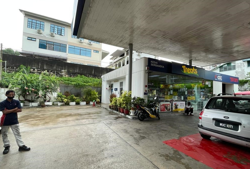 Pasukan Bomba dan Penyelamat Pulau Pinang turut mengesan kebocoran pada tangki gas stesen minyak di Jalan Sultan Azlan Shah, Gelugor, George Town pada Khamis.  - Gambar ihsan JBPM