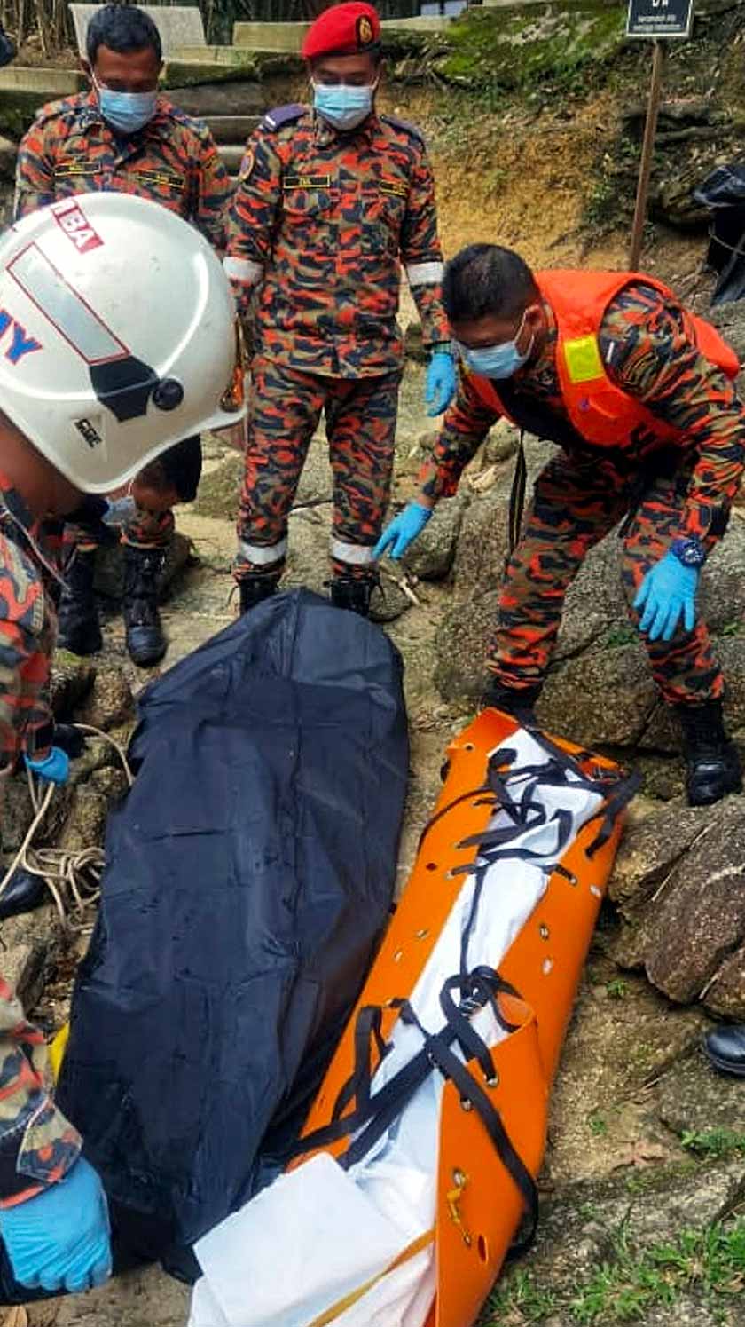Pasukan JBPM Pahang mengeluarkan dua mayat mangsa yang lemas di Air terjun Hutan Lipur Sungai Pandan. --fotoBERNAMA