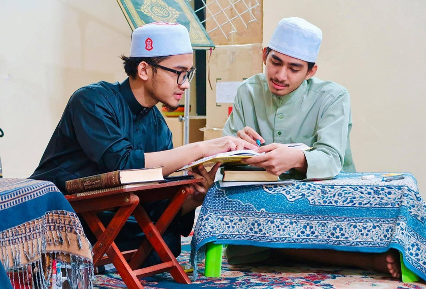 Muhammad Amirul Hakim bersama temannya sewaktu mengikuti kelas waktu malam. - Foto: Ihsan Muhammad Amirul Hakim