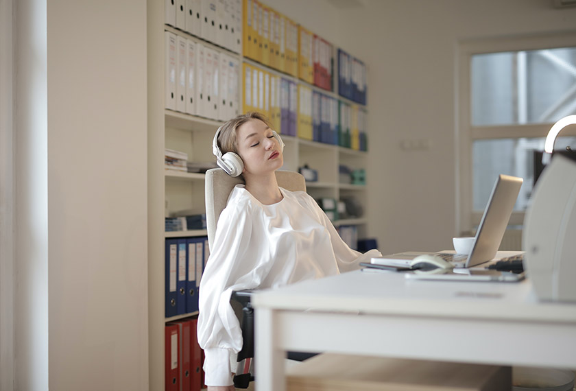 Tidur yang cukup sangat mustahak untuk berjaya, jadi buatlah temu janji dengan tempat tidur anda untuk cukup tidur selama 8 jam .