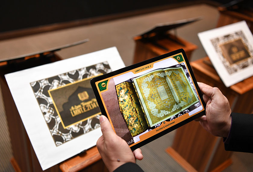 Riswadi menunjukkan manuskrip digital Al-Quran yang dapat dilihat dengan menggunakan teknologi AR di Galeri Digital Warisan Budaya, UMT. --fotoBERNAMA