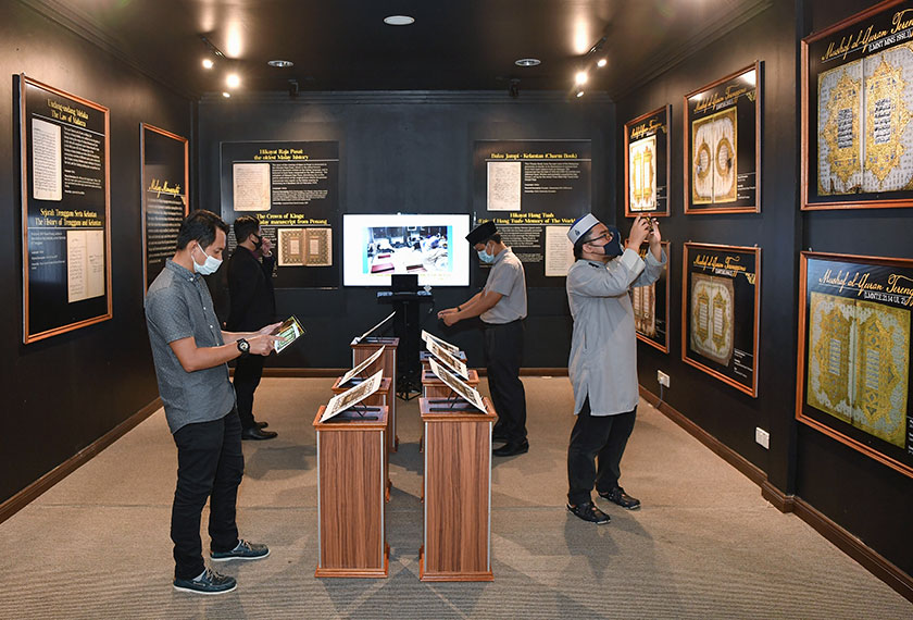 Orang ramai termasuk pengkaji boleh melihat manuskrip digital Al-Quran dari Terengganu yang dapat dilihat dengan menggunakan teknologi AR di Galeri Digital Warisan Budaya UMT. --fotoBERNAMA