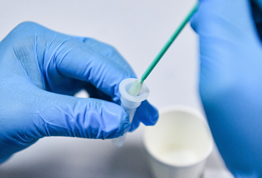 Kakitangan Sutera Globals memasukkan sampel air liur di dalam tiub penitis pada langkah ketiga penggunaan kit ujian kendiri Gmate COVID-19 Rapid Antigen Test buatan Korea yang kini boleh dibeli di premis tersebut dengan harga RM36 satu set ketika tinjauan BERNAMA di Ipoh, 28 Julai, 2021. --fotoBERNAMA