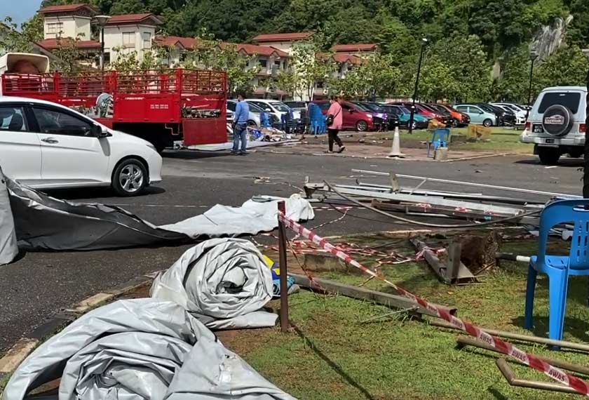 Tujuh khemah menunggu dan mengambil nombor giliran di bahagian luar Pusat Pemberian Vaksin (PPV) Dewan 2020 di sini terjejas dan rosak selepas dpukul ribut. - Foto Astro AWANI