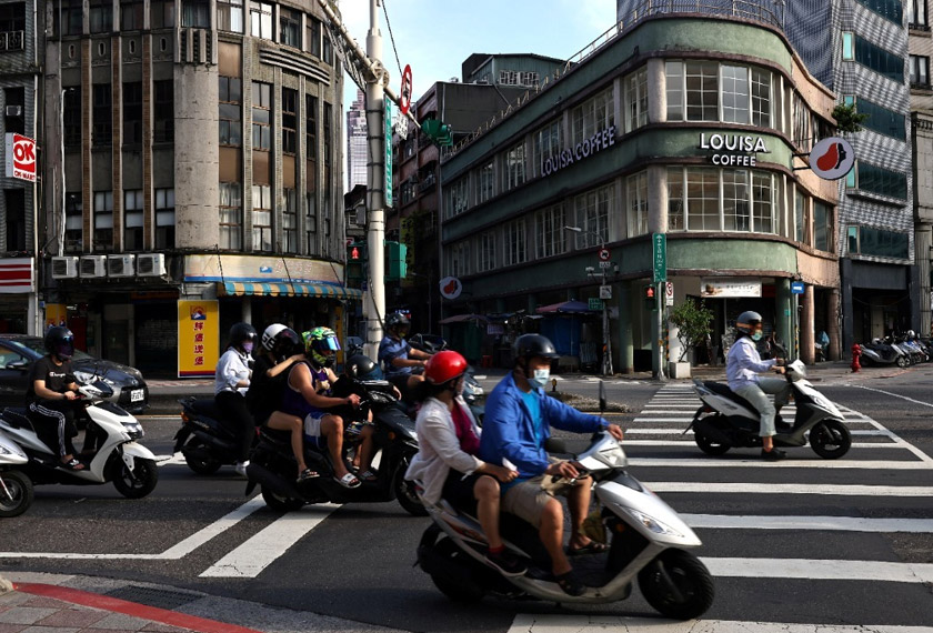 Taiwan berjaya mengawal COVID-19 tanpa menjalankan Perintah Kawalan Pergerakan (PKP) atau pelaksanaan sekatan pergerakan penuh. - Reuters