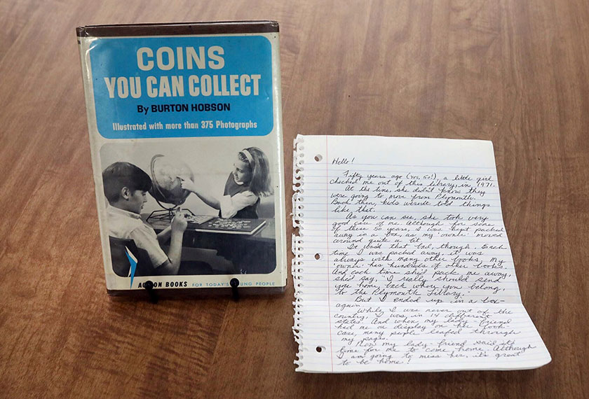 Sekeping surat turut disertakan bersama buku yang dipulangkan. - AP