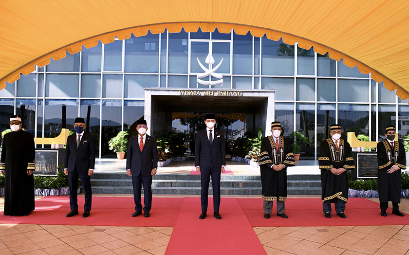  Pemangku Raja Pahang Tengku Hassanal Ibrahim Alam Shah Al-Sultan Abdullah Ri'ayatuddin Al-Mustafa Billah Shah (tengah) berkenan bergambar sempena perasmian Persidangan Speaker-Speaker Parlimen dan Dewan Undangan Negeri (DUN) Seluruh Malaysia Tahun 2021 secara maya di Wisma Sri Pahang hari ini. - Foto BERNAMA