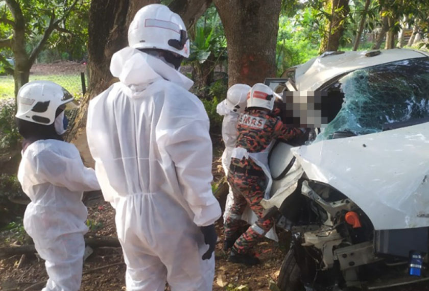 Mangsa tersepit dalam sebuah kereta sedang dikeluarkan oleh anggota bomba. -  Foto Sinar Harian