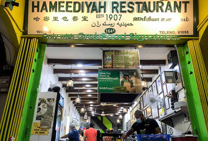  Antara lauk pauk popular yang boleh didapati di restoran itu ialah kari ayam piru (ayam belanda), ayam masak ros, ayam kapitan dan kaki kambing. - Bernama