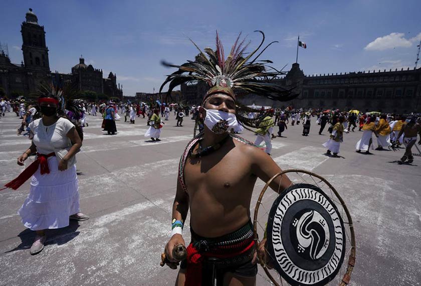 Kemeriahan Dataran Zocalo dipenuhi kumpulan penari yang lengkap dengan pakaian dan aksesori tradisi kebanggan mereka. - AP