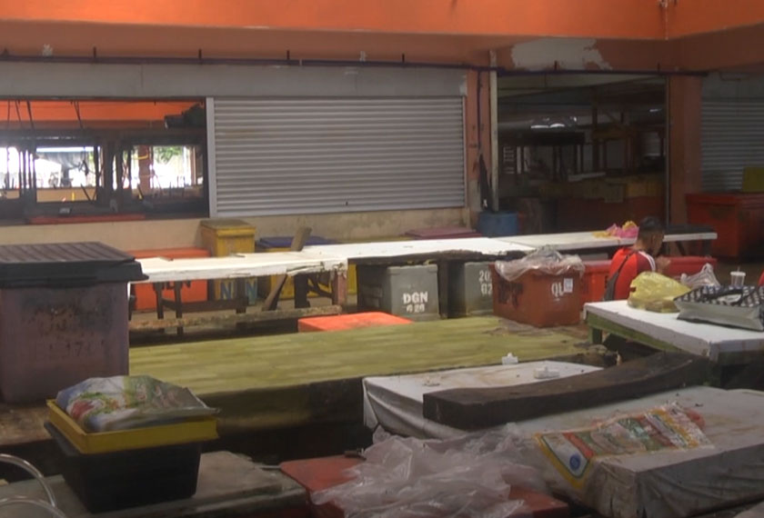  Pasar yang dulunya menjadi tumpuan ramai itu bertukar sunyi tanpa kehadiran orang ramai sejak PKPD dikuatkuasakan. - Astro AWANI