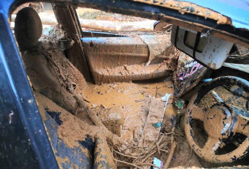 Kereta dinaiki mangsa yang dilanda kepala air. - Kredit/ Media sosial