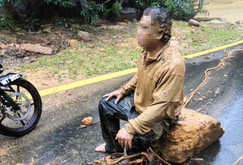 Seorang mangsa terselamat selepas kereta dinaikinya dilanda kepala air. - Kredit/ Media sosial