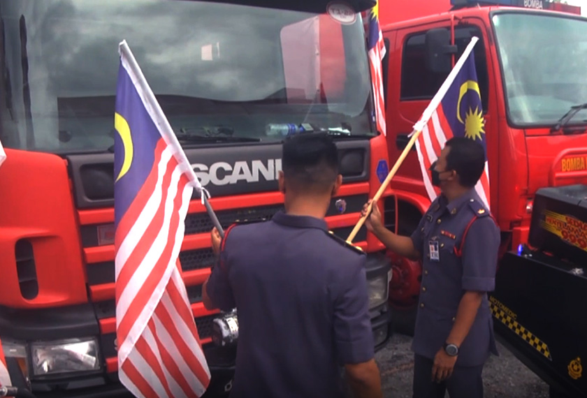  Seramai 261 orang anggota bomba di dua daerah tersebut turut meluangkan masa bergotong-royong menghias balai bomba dengan Jalur Gemilang. - Astro AWANI