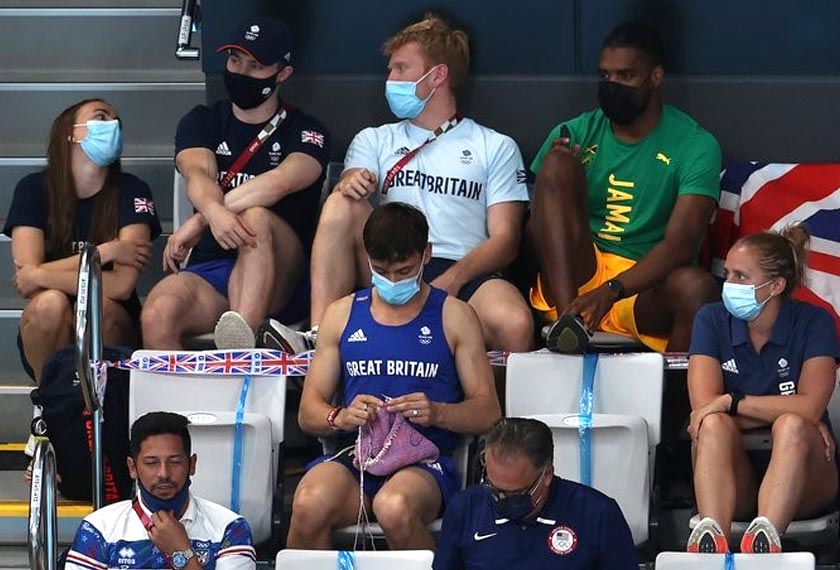 Tom Daley mencuri perhatian lensa penonton apabila sempat mengait ketika menonton acara papan anjal wanita Olimpik Tokyo.