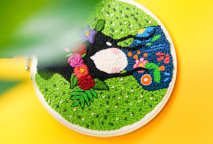 Selain pada baju, sulaman turut boleh dijadikan hiasan didinding.