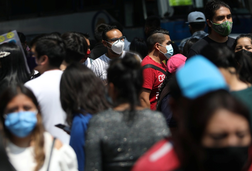 Masih ramai masyarakat di seluruh dunia yang boleh menjadi mangsa diskriminasi dalam pemberian vaksin. - Gambar hiasan/Reuters