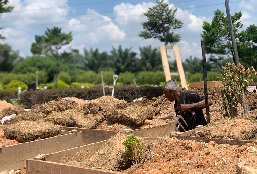 Setiap lubang kubur yang digali mengambil masa sekurang-kurangnya 30 minit untuk disiapkan - Gambar Astro AWANI