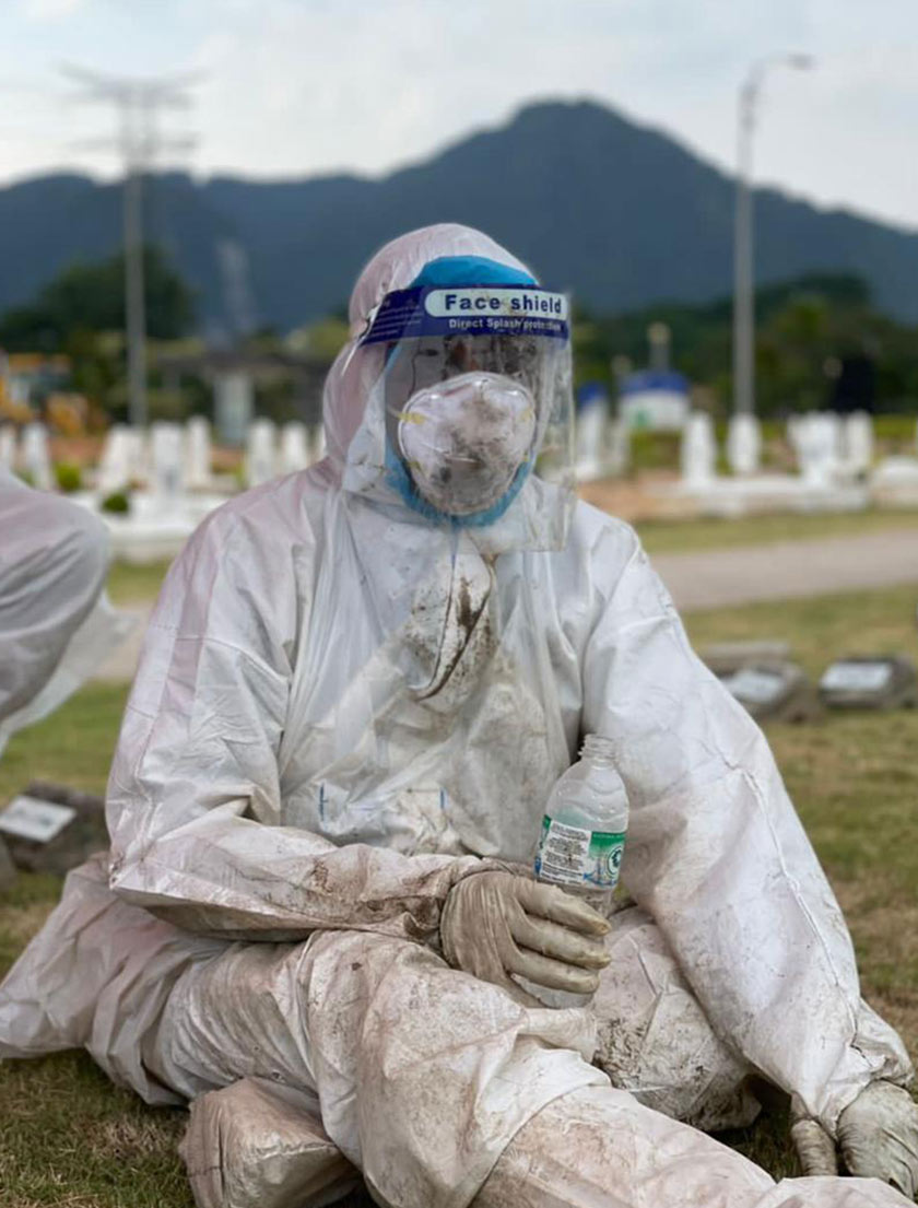 Kebiasaannya, Roslee akan mula memakai PPE pada pukul 2 petang untuk bersiap-sedia menerima jenazah COVID-19 - Gambar ihsan penggali kubur