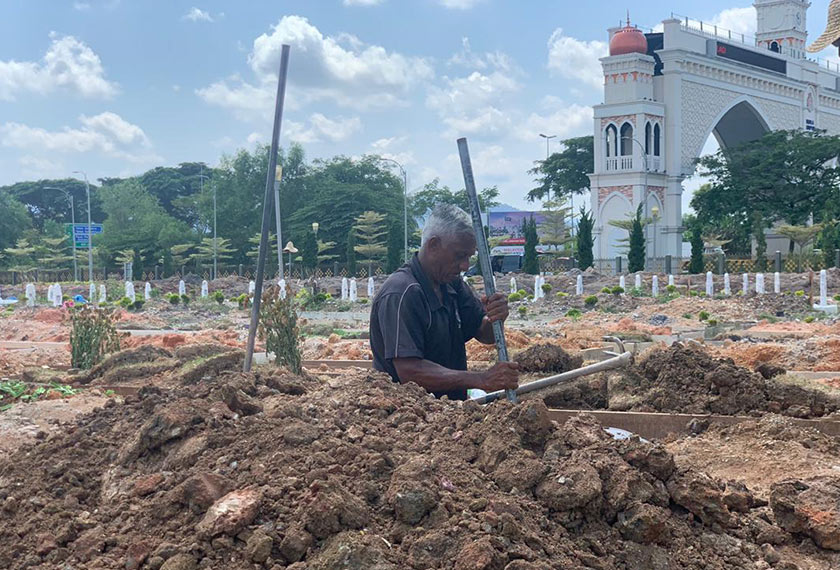 Tujuh pagi setiap hari, Roslee memulakan rutinnya menggali kubur