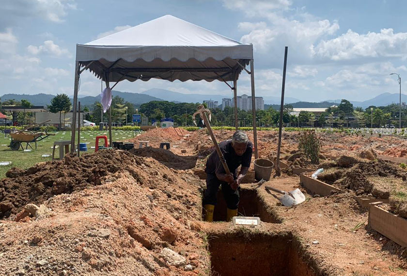 Keadaan tanah yang berbatu dan cuaca panas antara cabaran buat Roslee - Gambar Astro AWANI