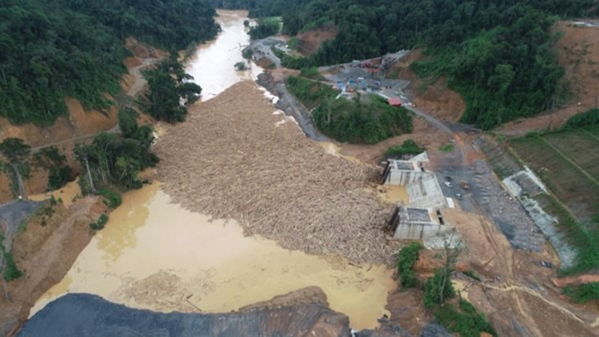 Aliran Sungai Baleh yang tersekat oleh longgokan kayu yang dibawa arus dari hulu sungai berkenaan. - Foto Sarawak Energy