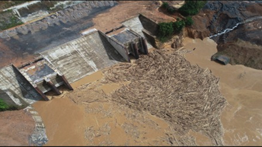 Longgokan sisa kayu hanyut berdekatan tapak Projek Hidroelektrik Baleh (HEP). Foto Sarawak Energy