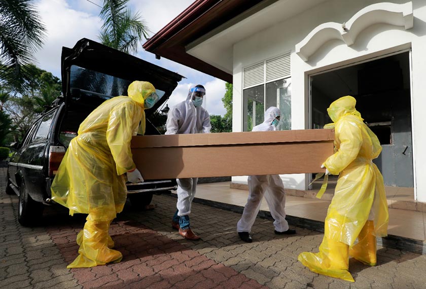 Workers carry a COVID-19 victim's body in a cardboard coffin for cremation at a cemetery, amid the coronavirus disease (COVID-19) pandemic, on the outskirts of Colombo, Sri Lanka -REUTERS