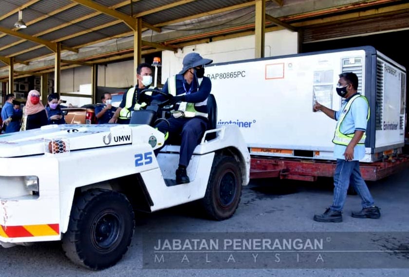 Vaksin jenis CanSino dan SinoVac tiba di Terminal 1 MasKargo, Lapangan Terbang Antarabangsa Kota Kinabalu.