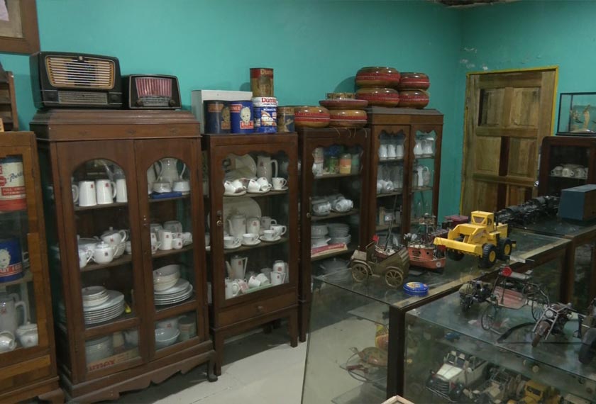 Antara koleksi barang antik yang dikumpul Cikgu Jamal . - Astro AWANI