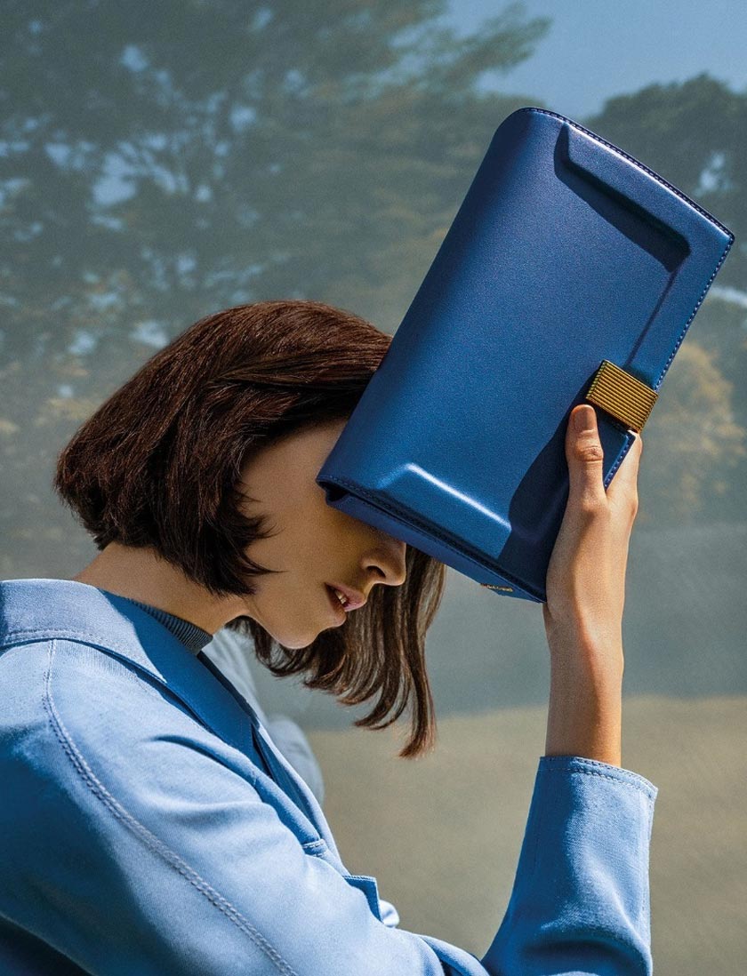 Serlahkan nilai estetik anda dengan koleksi beg bahu Elyse bersama statement turn-lock palet matelik.