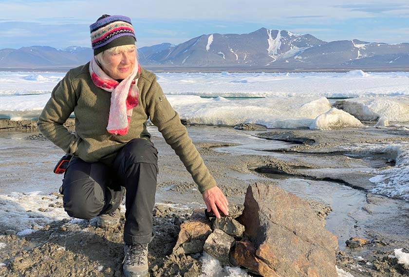 Usahawan Cristiane Leister, merangkap penaja Leister Foundation melihat suasana di permukaan pulau itu yang ditemui pasukan penyelidikannya. - Reuters