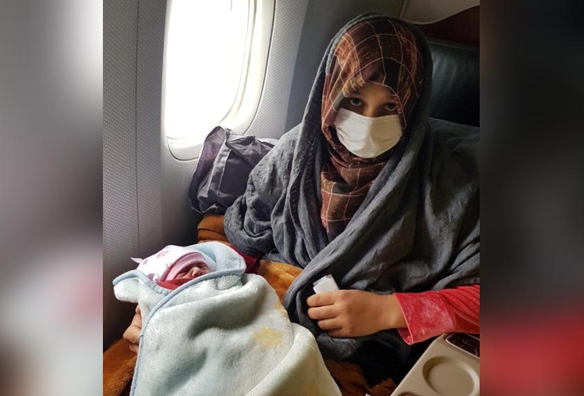 Soman Noori bersama bayi yang baru dilahirkannya, 28 Ogos, 2021. Turkish Airlines/REUTERS