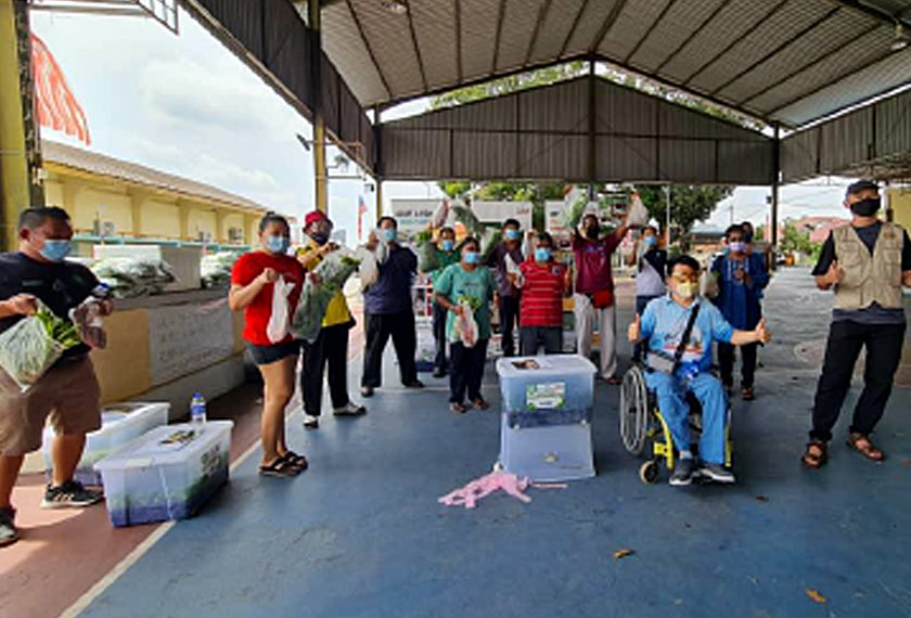 Recipients of 10 terrarium boxes of vegetables in Sungai Chua, Balakong