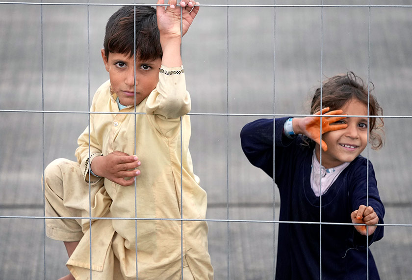 Golongan kanak-kanak paling terdera kerana kesan perang berpanjangan di Afghanistan. Dua kanak-kanak ini berdepan masa depan tidak menentu disebabkan konflik di negara mereka walaupun selepas tentera Amerika berundur sepenuhnya pada 31 Ogos 2021 dan tampuk kuasa diambil alih kumpulan Taliban. - Gambar AP