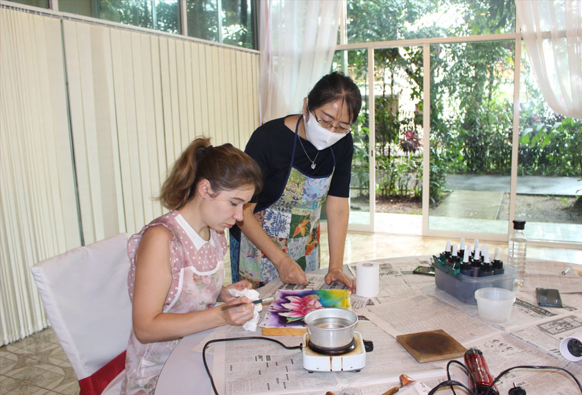 Kelas Batik dianjurkan Kedutaan Rusia di Malaysia sebagai usaha mendekatkan warga Malaysia kepada kekayaan budaya Malaysia termasuk menghargai batik. - Gambar FB Kedutaan Rusia di Malaysia