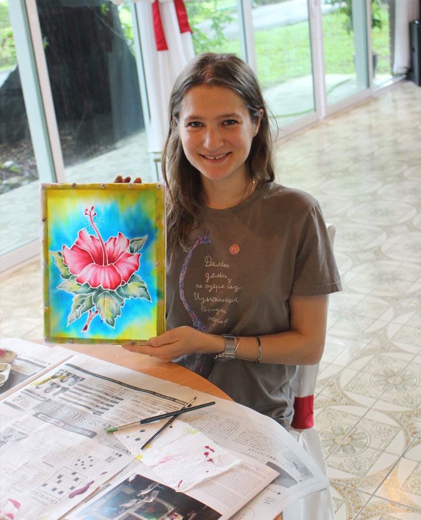 Warga Rusia, Evgeniia Prozorovich berharap dapat mengenali lebih dekat budaya Malaysia menerusi penganjuran Kelas Batik di Kuala Lumpur, semalam. - Gambar FB Kedutaan Rusia di Malaysia