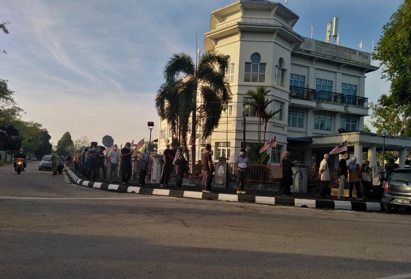 Orang ramai berbaris panjang menunggu peluang untuk berbelanja di Program Jualan Keluarga Malaysia (PJKM), Kepala Batas. - Gambar Astro AWANI