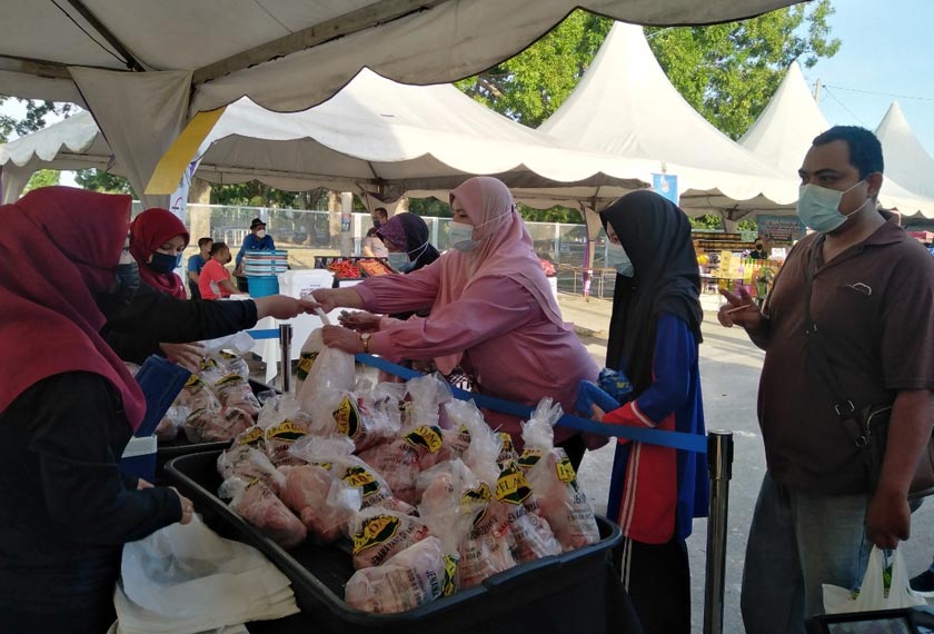 Pelbagai barangan keperluan harian dijual di Program Jualan Keluarga Malaysia (PJKM), Kepala Batas. - Gambar Astro AWANI