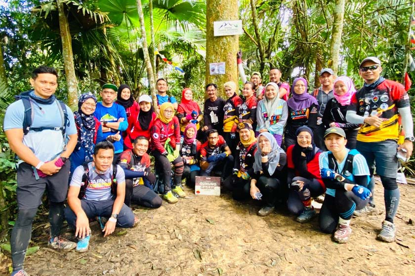 Mohd Sidek Sarijam bersama kumpulan pendaki dari Standby Force Royal Engineer (SFRE) dan GMA. - Foto Astro AWANI