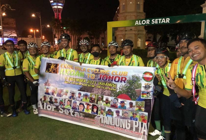 Kumpulan berbasikal ini memulakan pengembaraan mereka di Dataran Alor Setar pada jam 10 malam tadi. - Foto Astro AWANI