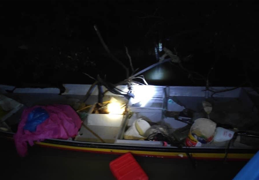 Pasukan penyelam JBPM menemui bangkai bot karam yang pecah di sisi kanan dan bawah. - Foto JBPM