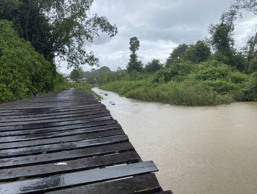 Kawasan tebingan yang dahulunya ada rumah penduduk namun terpaksa dipindahkan akibat sudah terlalu hampir dengan kawasan sungai.  - Astro AWANI