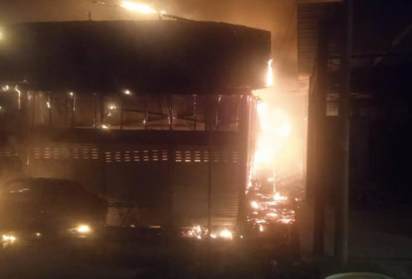 Kebakaran itu melibatkan masing-masing empat buah rumah dan rumah kedai di samping sebuah kedai. - Foto JBPM