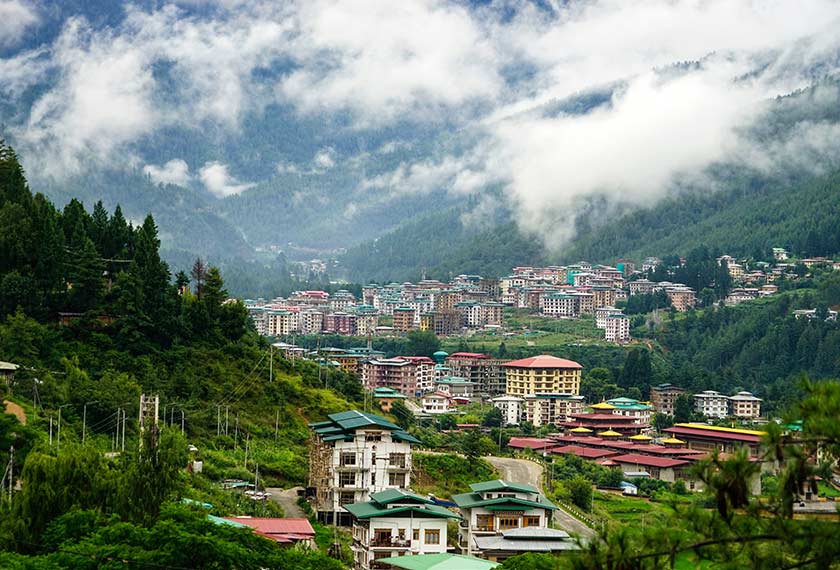 Bhutan dikelilingi kehijauan.