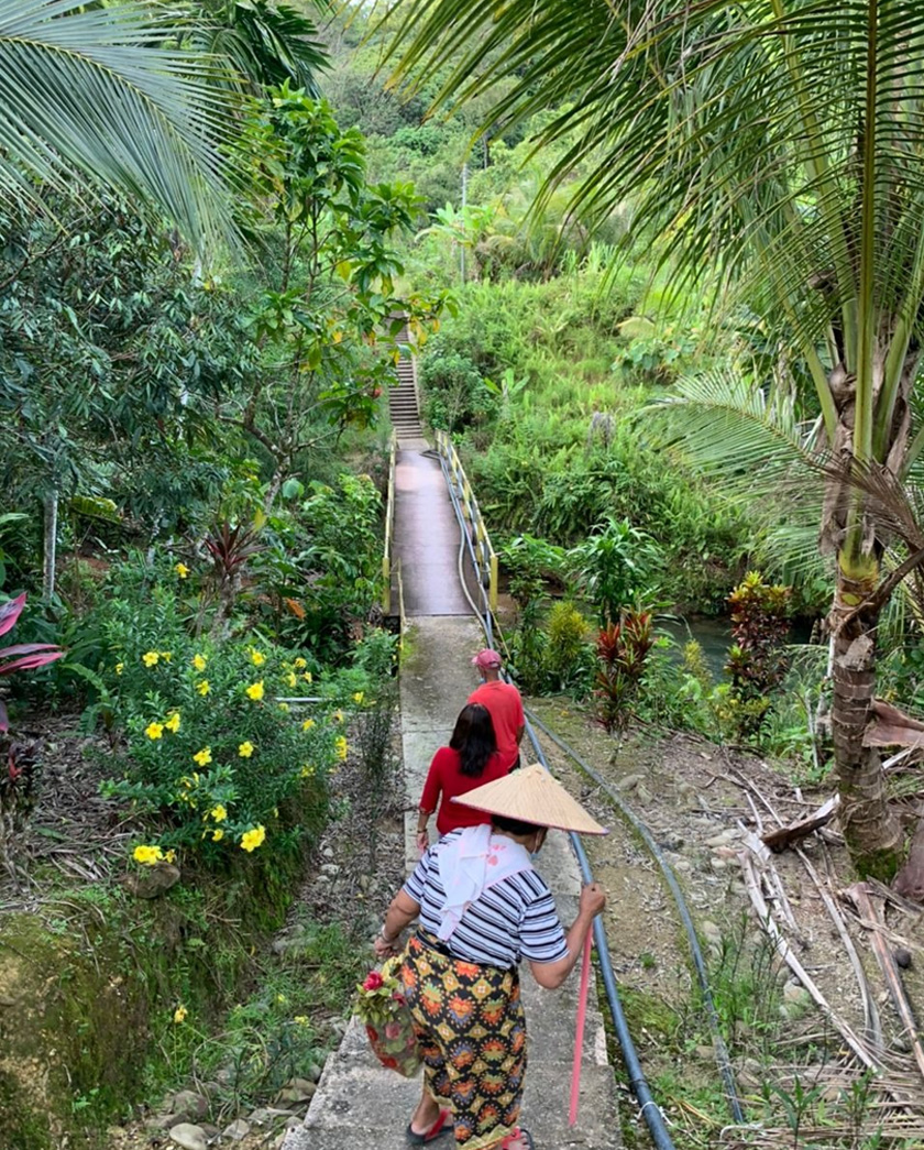 Rumah panjang tersebut terletak 24 kilometer dari pekan Kapit.