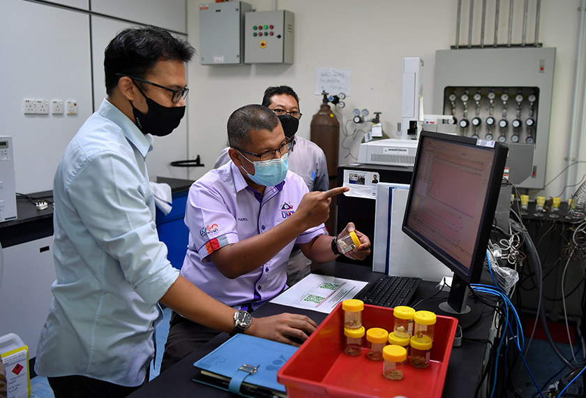 Hasrizal (dua, kiri) bersama rakan penyelidik melihat data hasil ketulenan sampel ketulan ambergris atau muntah ikan paus tulen dan sampel kandungan lemak semasa ditemui di UMT semalam. --fotoBERNAMA