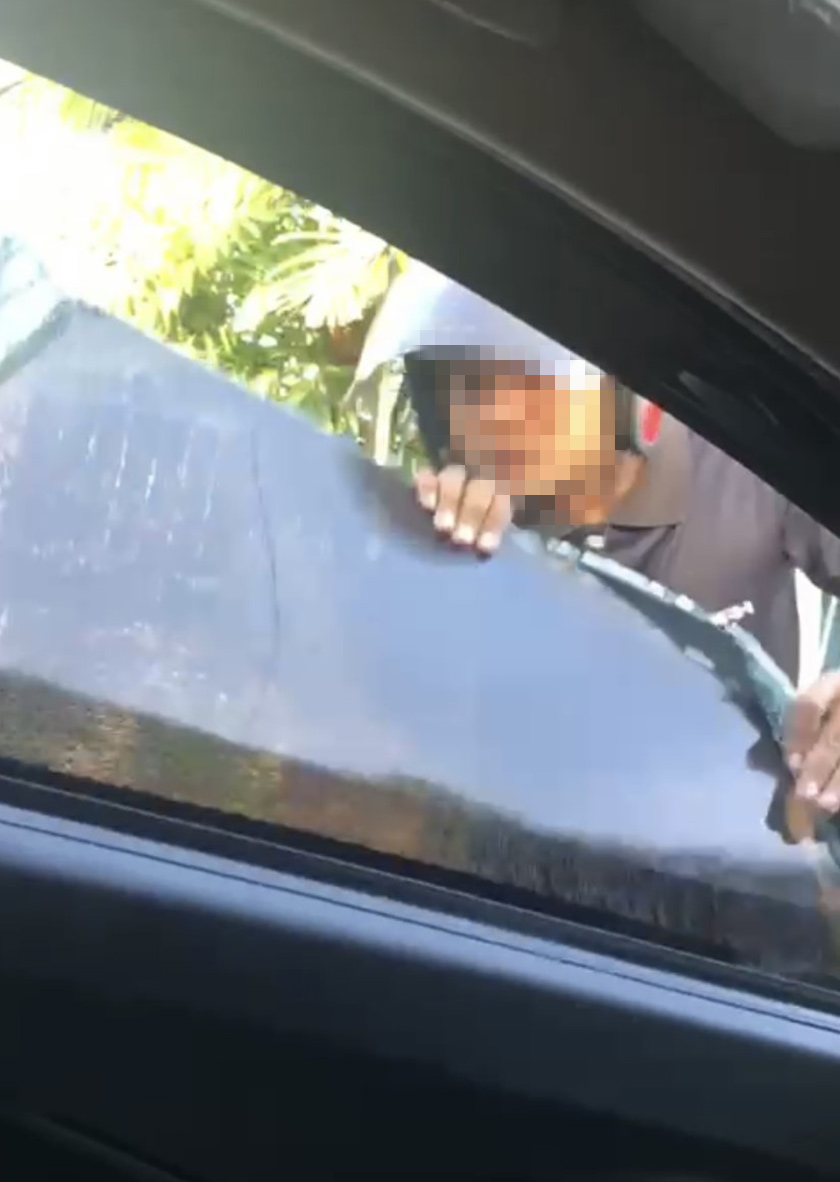 Suspek berang apabila isterinya hanya membuka sedikit tingkap, membuatkan dia merentap cermin kereta sehingga pecah. - Foto PDRM